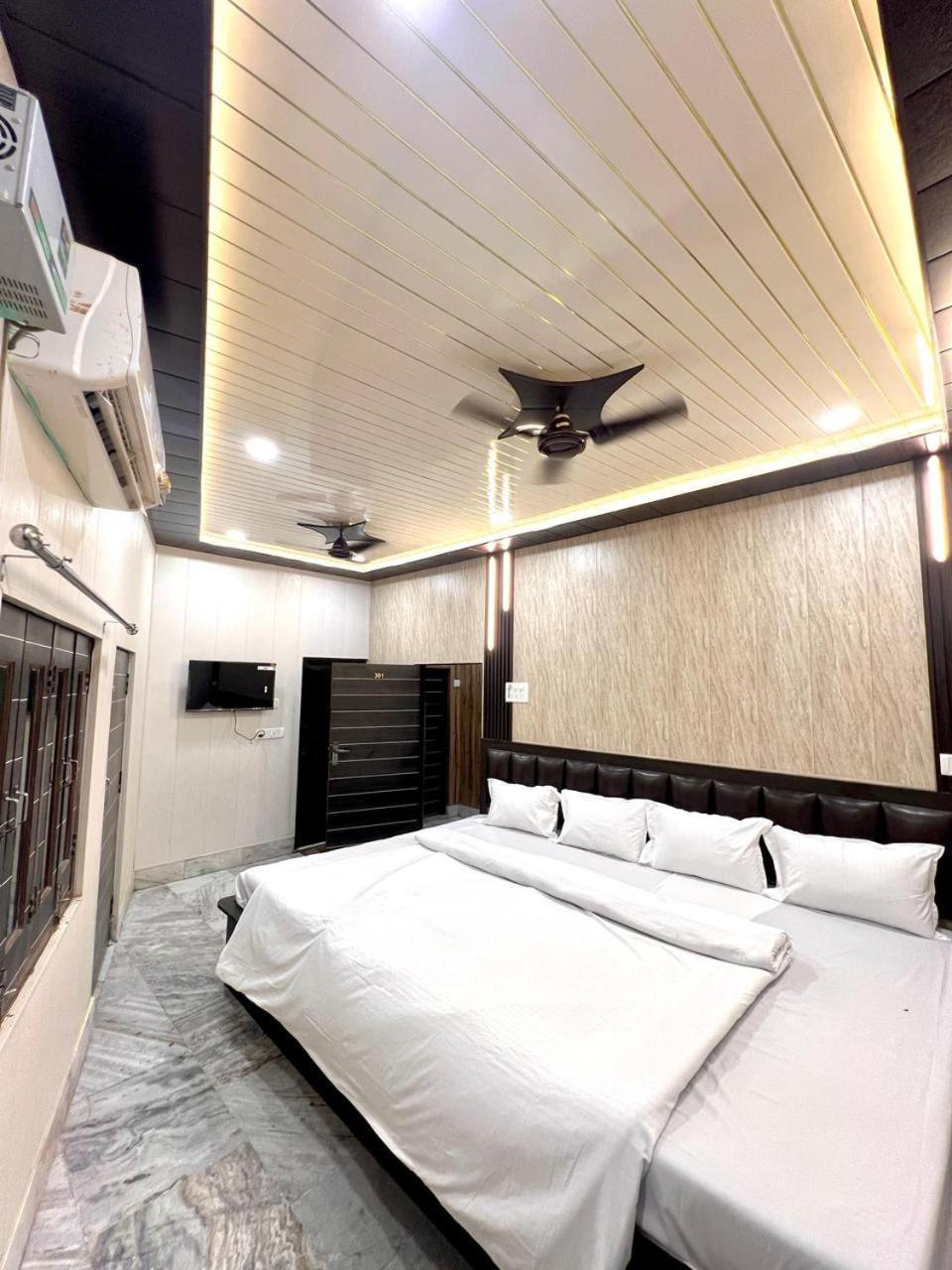 Durga P Guest House Near Harishchandra Ghat พาราณสี ภายนอก รูปภาพ