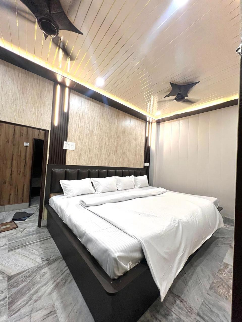 Durga P Guest House Near Harishchandra Ghat พาราณสี ภายนอก รูปภาพ